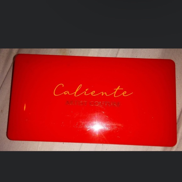 Artist couture Caliente pallet. - Picture 1 of 3